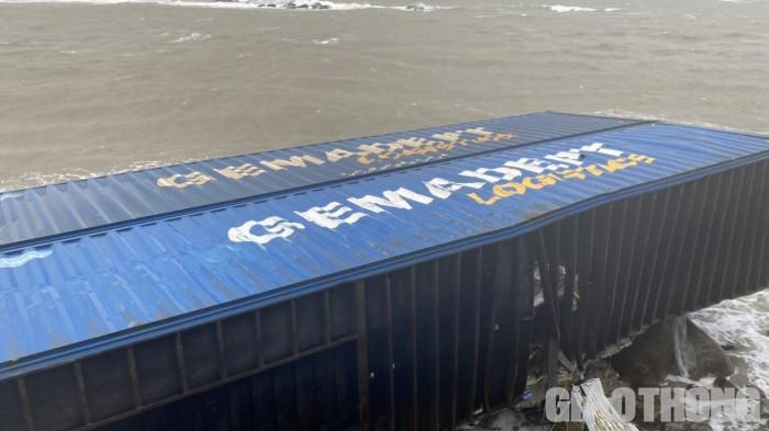 Phát hiện container chở hàng điện tử bị sóng đánh dạt vào cảng Dung Quất - 3